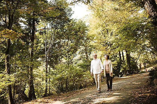 포토 JPG 주간 전신 나무 여자 할아버지 노년 남자 할머니 야외 두명 앞모습 실버라이프 제주도 걷기 손잡기 노부부 다정 산책 한국인 60대 노인만 국내포토 자연요소 식물 라이프스타일 부부 뷰포인트 컨셉 모션 휴식 한국 사람 동양인 성인 성인만 파일형식
