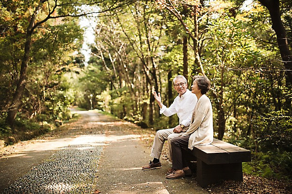 포토 JPG 주간 전신 여자 할아버지 노년 남자 할머니 휴식 앉기 야외 두명 옆모습 실버라이프 제주도 노부부 다정 한국인 60대 노인만 국내포토 자연요소 라이프스타일 부부 뷰포인트 컨셉 모션 한국 사람 동양인 성인 성인만 파일형식