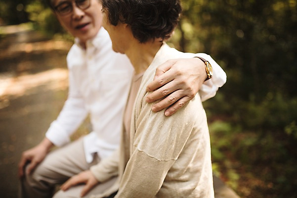 포토 JPG 주간 여자 할아버지 노년 남자 할머니 휴식 앉기 상반신 야외 두명 옆모습 실버라이프 제주도 노부부 다정 한국인 60대 노인만 어깨에손 국내포토 자연요소 라이프스타일 부부 뷰포인트 컨셉 모션 한국 사람 동양인 성인 성인만 파일형식