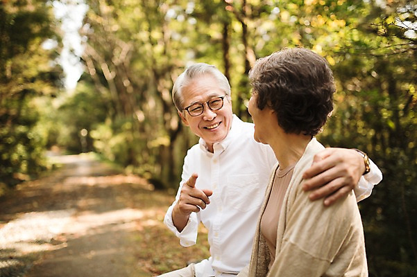 포토 JPG 주간 여자 할아버지 노년 남자 할머니 휴식 미소 앉기 상반신 야외 두명 옆모습 실버라이프 제주도 노부부 다정 한국인 60대 노인만 어깨에손 국내포토 자연요소 라이프스타일 부부 뷰포인트 컨셉 모션 한국 표정 사람 동양인 성인 성인만 파일형식