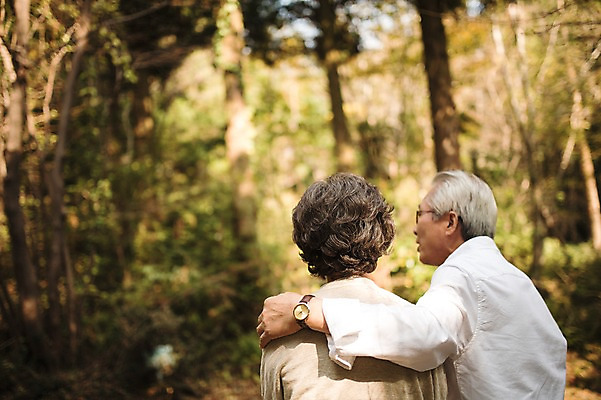 포토 JPG 주간 여자 할아버지 노년 남자 할머니 휴식 앉기 상반신 야외 두명 뒷모습 실버라이프 제주도 노부부 다정 한국인 60대 노인만 어깨에손 국내포토 자연요소 라이프스타일 부부 뷰포인트 컨셉 모션 한국 사람 동양인 성인 성인만 파일형식