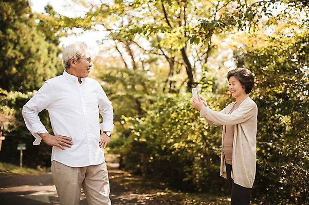 포토 JPG 주간 여자 할아버지 노년 남자 할머니 서기 미소 들기 상반신 야외 두명 앞모습 옆모습 실버라이프 스마트폰 제주도 노부부 사진촬영 다정 한국인 60대 노인만 국내포토 자연요소 라이프스타일 부부 뷰포인트 컨셉 모션 한국 표정 사람 동양인 성인 핸드폰 스마트기기 촬영 성인만 파일형식