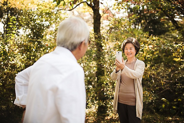 포토 JPG 주간 여자 할아버지 노년 남자 할머니 서기 들기 상반신 야외 두명 앞모습 뒷모습 실버라이프 스마트폰 제주도 노부부 다정 한국인 60대 노인만 국내포토 자연요소 라이프스타일 부부 뷰포인트 컨셉 모션 한국 사람 동양인 성인 핸드폰 스마트기기 성인만 파일형식