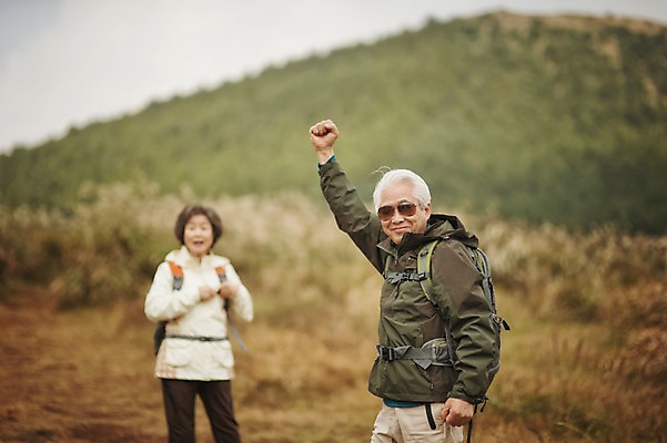 포토 JPG 주간 여자 할아버지 노년 남자 할머니 서기 상반신 야외 두명 앞모습 실버라이프 제주도 손들기 노부부 다정 트래킹 한국인 60대 노인만 따라비오름 국내포토 자연요소 라이프스타일 부부 뷰포인트 컨셉 모션 레저 한국 사람 동양인 성인 오름 성인만 파일형식