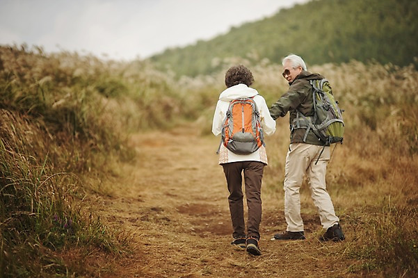 포토 JPG 주간 전신 여자 할아버지 노년 남자 할머니 야외 두명 뒷모습 실버라이프 제주도 걷기 손잡기 노부부 다정 트래킹 한국인 60대 억새 노인만 따라비오름 국내포토 자연요소 식물 라이프스타일 부부 뷰포인트 컨셉 모션 레저 한국 사람 동양인 성인 오름 성인만 파일형식