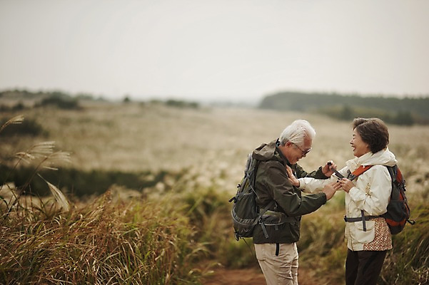 포토 JPG 주간 여자 할아버지 노년 남자 할머니 서기 미소 상반신 야외 두명 옆모습 실버라이프 제주도 마주보기 노부부 다정 트래킹 한국인 60대 노인만 따라비오름 국내포토 자연요소 라이프스타일 부부 뷰포인트 컨셉 모션 레저 한국 표정 사람 동양인 성인 오름 성인만 파일형식
