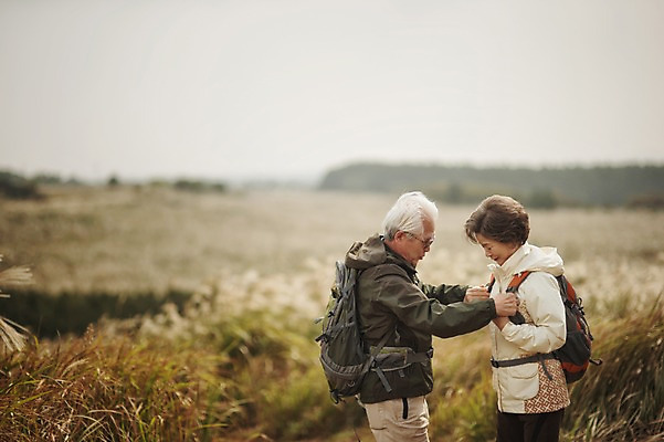 포토 JPG 주간 여자 할아버지 노년 남자 할머니 서기 미소 상반신 야외 두명 옆모습 실버라이프 제주도 마주보기 노부부 다정 트래킹 한국인 60대 노인만 따라비오름 국내포토 자연요소 라이프스타일 부부 뷰포인트 컨셉 모션 레저 한국 표정 사람 동양인 성인 오름 성인만 파일형식