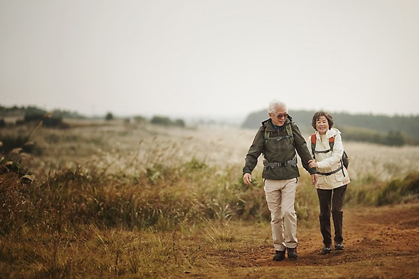 포토 JPG 주간 전신 여자 할아버지 노년 남자 할머니 미소 야외 두명 앞모습 실버라이프 제주도 걷기 손잡기 노부부 다정 트래킹 한국인 60대 노인만 따라비오름 국내포토 자연요소 라이프스타일 부부 뷰포인트 컨셉 모션 레저 한국 표정 사람 동양인 성인 오름 성인만 파일형식