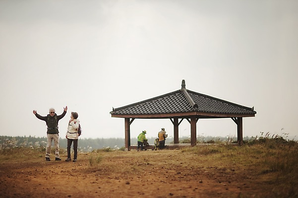 포토 JPG 주간 전신 여자 할아버지 노년 남자 할머니 서기 여러명 야외 앞모습 뒷모습 실버라이프 제주도 노부부 다정 트래킹 한국인 60대 정자 노인만 따라비오름 국내포토 자연요소 라이프스타일 건축물 부부 뷰포인트 다수 컨셉 모션 레저 한국 사람 동양인 성인 오름 성인만 파일형식