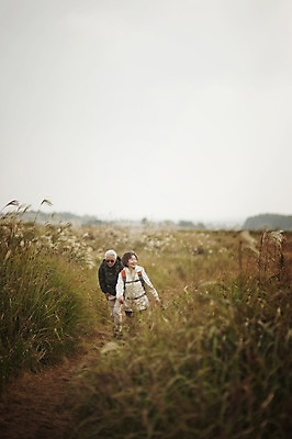포토 JPG 주간 전신 여자 할아버지 노년 남자 할머니 야외 두명 앞모습 실버라이프 제주도 걷기 노부부 다정 트래킹 한국인 60대 억새 노인만 따라비오름 국내포토 자연요소 식물 라이프스타일 부부 뷰포인트 컨셉 모션 레저 한국 사람 동양인 성인 오름 성인만 파일형식