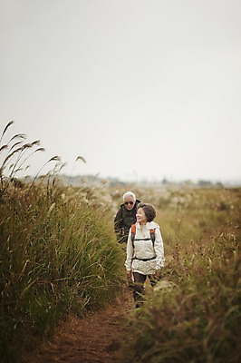 포토 JPG 주간 전신 여자 할아버지 노년 남자 할머니 야외 두명 앞모습 실버라이프 제주도 걷기 노부부 다정 트래킹 한국인 60대 억새 노인만 따라비오름 국내포토 자연요소 식물 라이프스타일 부부 뷰포인트 컨셉 모션 레저 한국 사람 동양인 성인 오름 성인만 파일형식