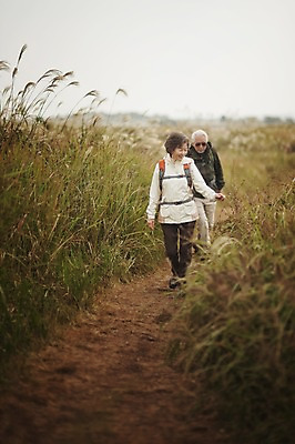 포토 JPG 주간 전신 여자 할아버지 노년 남자 할머니 미소 야외 두명 앞모습 실버라이프 제주도 걷기 노부부 다정 트래킹 한국인 60대 억새 노인만 따라비오름 국내포토 자연요소 식물 라이프스타일 부부 뷰포인트 컨셉 모션 레저 한국 표정 사람 동양인 성인 오름 성인만 파일형식