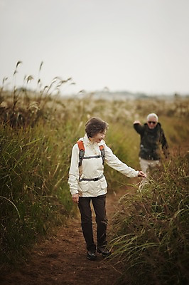 포토 JPG 주간 전신 여자 할아버지 노년 남자 할머니 야외 두명 앞모습 아웃포커스 실버라이프 제주도 걷기 노부부 다정 트래킹 한국인 60대 억새 노인만 따라비오름 국내포토 자연요소 식물 라이프스타일 부부 뷰포인트 컨셉 모션 레저 한국 촬영기법 사람 동양인 성인 오름 성인만 파일형식