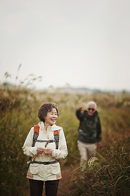 포토 JPG 주간 여자 할아버지 노년 남자 할머니 미소 상반신 야외 두명 앞모습 아웃포커스 실버라이프 제주도 걷기 노부부 다정 트래킹 한국인 60대 억새 노인만 따라비오름 국내포토 자연요소 식물 라이프스타일 부부 뷰포인트 컨셉 모션 레저 한국 촬영기법 표정 사람 동양인 성인 오름 성인만 파일형식