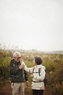 포토 JPG 주간 여자 할아버지 노년 남자 할머니 장난 서기 미소 상반신 야외 두명 옆모습 실버라이프 제주도 노부부 다정 트래킹 한국인 60대 노인만 따라비오름 국내포토 자연요소 라이프스타일 부부 뷰포인트 컨셉 모션 레저 한국 표정 사람 동양인 성인 오름 성인만 파일형식