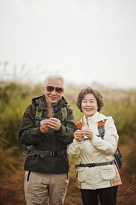 포토 JPG 주간 여자 할아버지 노년 남자 할머니 서기 미소 들기 상반신 야외 두명 앞모습 실버라이프 제주도 노부부 다정 트래킹 한국인 60대 억새 노인만 따라비오름 국내포토 자연요소 식물 라이프스타일 부부 뷰포인트 컨셉 모션 레저 한국 표정 사람 동양인 성인 오름 성인만 파일형식