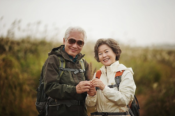포토 JPG 주간 여자 할아버지 노년 남자 할머니 서기 미소 들기 상반신 야외 두명 앞모습 실버라이프 제주도 노부부 다정 트래킹 한국인 60대 억새 노인만 따라비오름 국내포토 자연요소 식물 라이프스타일 부부 뷰포인트 컨셉 모션 레저 한국 표정 사람 동양인 성인 오름 성인만 파일형식