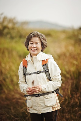 포토 JPG 주간 여자 노년 한명 서기 미소 들기 상반신 야외 앞모습 실버라이프 제주도 트래킹 한국인 60대 억새 여자만 노인만 노인여자만 따라비오름 국내포토 자연요소 식물 1 라이프스타일 뷰포인트 모션 레저 한국 표정 사람 동양인 성인 오름 성인만 파일형식