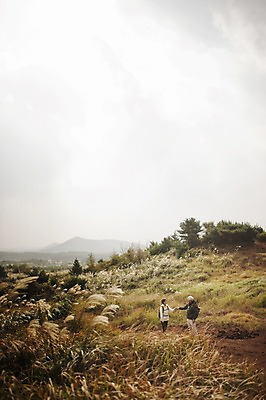 포토 JPG 주간 여자 할아버지 노년 남자 할머니 서기 상반신 야외 두명 옆모습 실버라이프 제주도 손잡기 노부부 다정 트래킹 한국인 60대 억새 노인만 따라비오름 국내포토 자연요소 식물 라이프스타일 부부 뷰포인트 컨셉 모션 레저 한국 사람 동양인 성인 오름 성인만 파일형식
