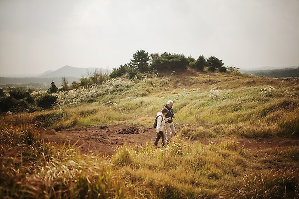 포토 JPG 주간 전신 여자 할아버지 노년 남자 할머니 야외 두명 옆모습 실버라이프 제주도 걷기 손잡기 노부부 다정 트래킹 한국인 60대 억새 노인만 따라비오름 국내포토 자연요소 식물 라이프스타일 부부 뷰포인트 컨셉 모션 레저 한국 사람 동양인 성인 오름 성인만 파일형식
