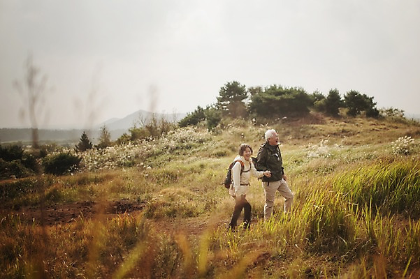 포토 JPG 주간 전신 여자 할아버지 노년 남자 할머니 야외 두명 옆모습 실버라이프 제주도 걷기 손잡기 노부부 다정 트래킹 한국인 60대 억새 노인만 따라비오름 국내포토 자연요소 식물 라이프스타일 부부 뷰포인트 컨셉 모션 레저 한국 사람 동양인 성인 오름 성인만 파일형식