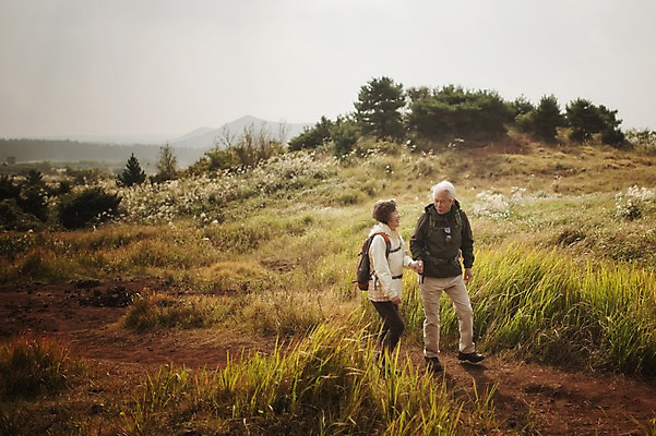 포토 JPG 주간 전신 여자 할아버지 노년 남자 할머니 야외 두명 옆모습 실버라이프 제주도 걷기 손잡기 노부부 다정 트래킹 한국인 60대 억새 노인만 따라비오름 국내포토 자연요소 식물 라이프스타일 부부 뷰포인트 컨셉 모션 레저 한국 사람 동양인 성인 오름 성인만 파일형식