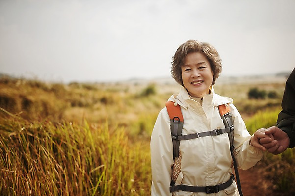 포토 JPG 주간 손 여자 할아버지 노년 남자 할머니 서기 미소 상반신 야외 두명 앞모습 신체부위 실버라이프 제주도 손잡기 노부부 다정 트래킹 한국인 60대 노인만 따라비오름 국내포토 자연요소 라이프스타일 부부 뷰포인트 컨셉 모션 레저 한국 표정 사람 동양인 성인 오름 성인만 파일형식