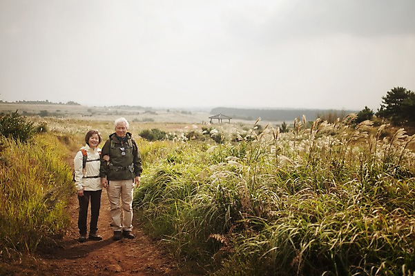 포토 JPG 주간 전신 여자 할아버지 노년 남자 할머니 야외 두명 앞모습 실버라이프 제주도 걷기 팔짱 노부부 다정 트래킹 한국인 60대 노인만 따라비오름 국내포토 자연요소 라이프스타일 부부 뷰포인트 컨셉 모션 레저 한국 사람 동양인 성인 오름 성인만 파일형식