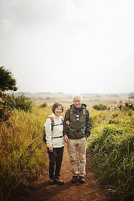 포토 JPG 주간 전신 여자 할아버지 노년 남자 할머니 야외 두명 앞모습 실버라이프 제주도 걷기 팔짱 노부부 다정 트래킹 한국인 60대 노인만 따라비오름 국내포토 자연요소 라이프스타일 부부 뷰포인트 컨셉 모션 레저 한국 사람 동양인 성인 오름 성인만 파일형식