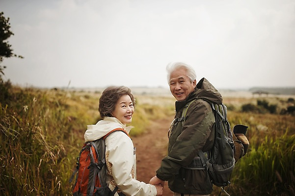 포토 JPG 주간 여자 할아버지 노년 남자 할머니 미소 상반신 야외 두명 뒷모습 실버라이프 제주도 손잡기 노부부 다정 트래킹 한국인 뒤돌아보기 60대 노인만 따라비오름 국내포토 자연요소 라이프스타일 부부 뷰포인트 컨셉 모션 레저 한국 표정 사람 동양인 성인 오름 성인만 파일형식