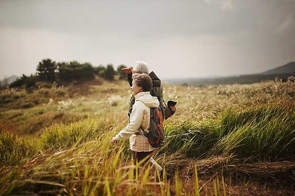 포토 JPG 주간 여자 할아버지 노년 남자 할머니 미소 상반신 야외 두명 옆모습 실버라이프 제주도 걷기 손잡기 노부부 다정 트래킹 한국인 60대 노인만 따라비오름 국내포토 자연요소 라이프스타일 부부 뷰포인트 컨셉 모션 레저 한국 표정 사람 동양인 성인 오름 성인만 파일형식