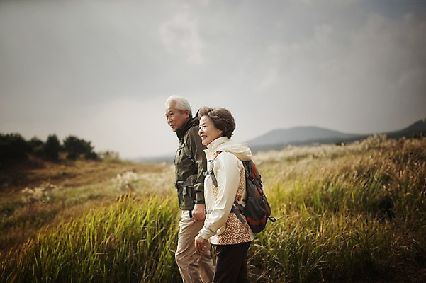 포토 JPG 주간 여자 할아버지 노년 남자 할머니 미소 상반신 야외 두명 옆모습 실버라이프 제주도 걷기 손잡기 노부부 다정 트래킹 한국인 60대 노인만 따라비오름 국내포토 자연요소 라이프스타일 부부 뷰포인트 컨셉 모션 레저 한국 표정 사람 동양인 성인 오름 성인만 파일형식