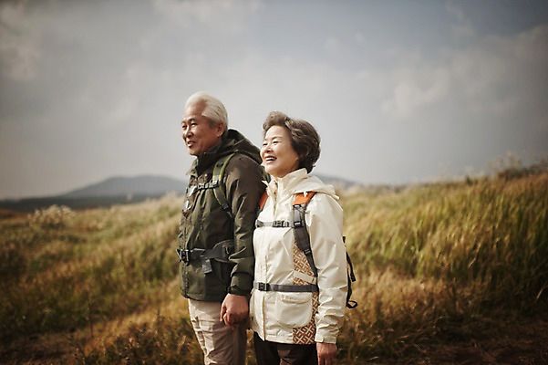 포토 JPG 주간 여자 할아버지 노년 남자 할머니 서기 미소 상반신 야외 두명 옆모습 실버라이프 제주도 손잡기 노부부 다정 트래킹 한국인 60대 노인만 따라비오름 국내포토 자연요소 라이프스타일 부부 뷰포인트 컨셉 모션 레저 한국 표정 사람 동양인 성인 오름 성인만 파일형식