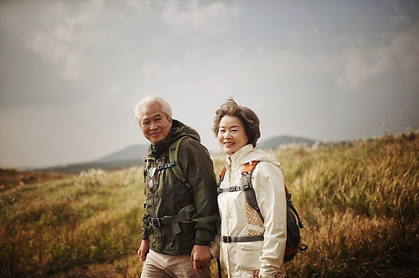 포토 JPG 주간 여자 할아버지 노년 남자 할머니 서기 미소 상반신 야외 두명 옆모습 실버라이프 제주도 손잡기 노부부 다정 트래킹 한국인 60대 노인만 따라비오름 국내포토 자연요소 라이프스타일 부부 뷰포인트 컨셉 모션 레저 한국 표정 사람 동양인 성인 오름 성인만 파일형식