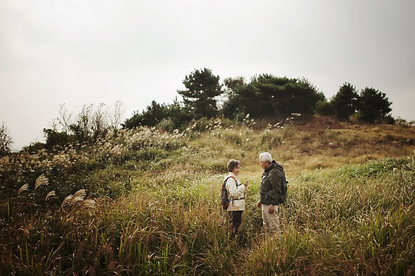 포토 JPG 주간 여자 할아버지 노년 남자 할머니 서기 상반신 야외 두명 옆모습 실버라이프 제주도 마주보기 노부부 다정 트래킹 한국인 60대 억새 억새밭 노인만 따라비오름 국내포토 자연요소 식물 라이프스타일 부부 뷰포인트 컨셉 모션 레저 한국 사람 동양인 성인 오름 성인만 파일형식
