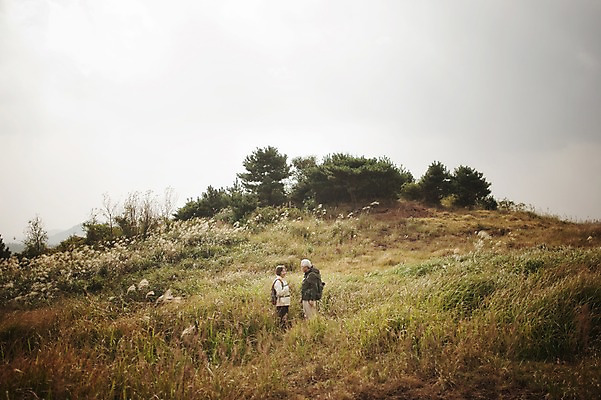 포토 JPG 주간 여자 할아버지 노년 남자 할머니 서기 상반신 야외 두명 옆모습 실버라이프 제주도 마주보기 노부부 다정 트래킹 한국인 60대 노인만 따라비오름 국내포토 자연요소 라이프스타일 부부 뷰포인트 컨셉 모션 레저 한국 사람 동양인 성인 오름 성인만 파일형식