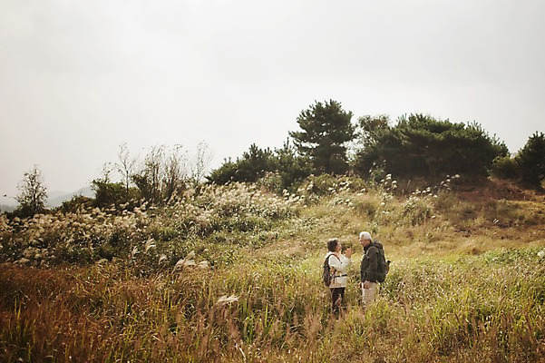 포토 JPG 주간 여자 할아버지 노년 남자 할머니 서기 상반신 야외 두명 옆모습 실버라이프 제주도 마주보기 노부부 다정 트래킹 한국인 60대 노인만 따라비오름 국내포토 자연요소 라이프스타일 부부 뷰포인트 컨셉 모션 레저 한국 사람 동양인 성인 오름 성인만 파일형식