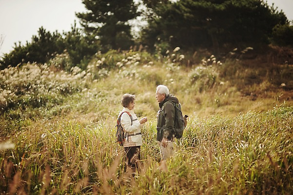 포토 JPG 주간 여자 할아버지 노년 남자 할머니 서기 상반신 야외 두명 옆모습 실버라이프 제주도 마주보기 노부부 다정 트래킹 한국인 60대 노인만 따라비오름 국내포토 자연요소 라이프스타일 부부 뷰포인트 컨셉 모션 레저 한국 사람 동양인 성인 오름 성인만 파일형식