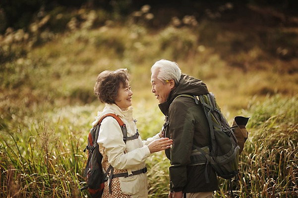 포토 JPG 주간 여자 할아버지 노년 남자 할머니 서기 미소 상반신 야외 두명 옆모습 실버라이프 제주도 마주보기 손잡기 노부부 다정 트래킹 한국인 60대 노인만 따라비오름 국내포토 자연요소 라이프스타일 부부 뷰포인트 컨셉 모션 레저 한국 표정 사람 동양인 성인 오름 성인만 파일형식