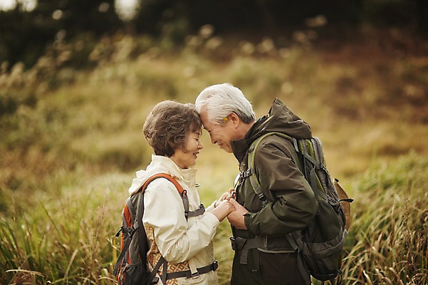 포토 JPG 주간 여자 할아버지 노년 남자 할머니 서기 미소 상반신 야외 두명 옆모습 실버라이프 제주도 마주보기 손잡기 노부부 다정 트래킹 한국인 60대 노인만 머리맞대기 따라비오름 국내포토 자연요소 라이프스타일 부부 뷰포인트 컨셉 모션 레저 한국 표정 사람 동양인 성인 오름 성인만 파일형식