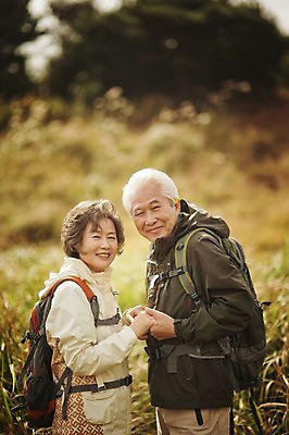 포토 JPG 주간 여자 할아버지 노년 남자 할머니 서기 미소 상반신 야외 두명 옆모습 실버라이프 제주도 마주보기 손잡기 노부부 다정 트래킹 한국인 60대 노인만 따라비오름 국내포토 자연요소 라이프스타일 부부 뷰포인트 컨셉 모션 레저 한국 표정 사람 동양인 성인 오름 성인만 파일형식