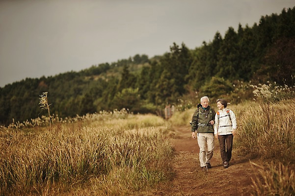 포토 JPG 주간 전신 여자 할아버지 노년 남자 할머니 미소 야외 두명 앞모습 실버라이프 제주도 걷기 노부부 다정 트래킹 한국인 60대 노인만 따라비오름 국내포토 자연요소 라이프스타일 부부 뷰포인트 컨셉 모션 레저 한국 표정 사람 동양인 성인 오름 성인만 파일형식