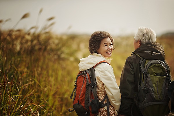 포토 JPG 주간 여자 할아버지 노년 남자 할머니 미소 상반신 야외 두명 뒷모습 실버라이프 제주도 걷기 노부부 다정 트래킹 한국인 뒤돌아보기 60대 노인만 따라비오름 국내포토 자연요소 라이프스타일 부부 뷰포인트 컨셉 모션 레저 한국 표정 사람 동양인 성인 오름 성인만 파일형식