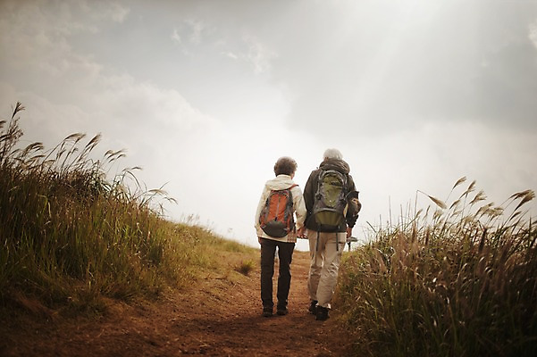 포토 JPG 주간 전신 여자 할아버지 노년 남자 할머니 하늘 야외 두명 뒷모습 실버라이프 제주도 걷기 노부부 다정 트래킹 한국인 60대 억새 노인만 따라비오름 국내포토 자연요소 식물 라이프스타일 부부 뷰포인트 컨셉 모션 레저 한국 사람 동양인 성인 오름 성인만 파일형식