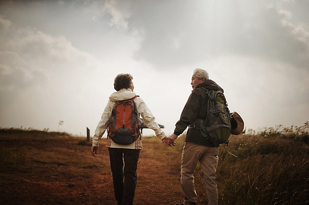 포토 JPG 주간 여자 할아버지 노년 남자 할머니 하늘 상반신 야외 두명 뒷모습 실버라이프 제주도 걷기 손잡기 노부부 다정 트래킹 한국인 60대 노인만 따라비오름 국내포토 자연요소 라이프스타일 부부 뷰포인트 컨셉 모션 레저 한국 사람 동양인 성인 오름 성인만 파일형식