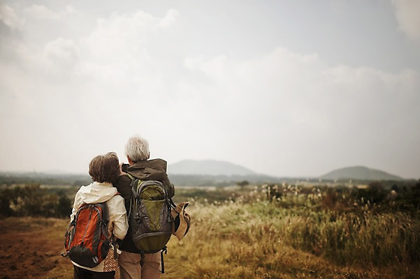 포토 JPG 주간 여자 할아버지 노년 남자 할머니 서기 상반신 야외 두명 뒷모습 실버라이프 제주도 팔짱 노부부 다정 트래킹 한국인 60대 노인만 따라비오름 국내포토 자연요소 라이프스타일 부부 뷰포인트 컨셉 모션 레저 한국 사람 동양인 성인 오름 성인만 파일형식