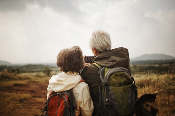 포토 JPG 주간 여자 할아버지 노년 남자 할머니 서기 상반신 야외 두명 뒷모습 실버라이프 제주도 노부부 사진촬영 다정 트래킹 한국인 60대 노인만 따라비오름 국내포토 자연요소 라이프스타일 부부 뷰포인트 컨셉 모션 레저 한국 사람 동양인 성인 촬영 오름 성인만 파일형식