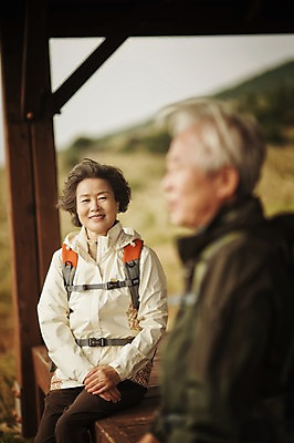 포토 JPG 주간 건축물 여자 할아버지 노년 남자 할머니 휴식 미소 앉기 상반신 야외 두명 옆모습 실버라이프 제주도 노부부 다정 트래킹 한국인 60대 정자 노인만 따라비오름 국내포토 자연요소 라이프스타일 부부 건축 뷰포인트 컨셉 모션 레저 한국 표정 사람 동양인 성인 오름 성인만 파일형식