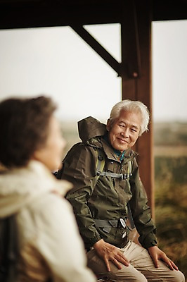 포토 JPG 주간 건축물 여자 할아버지 노년 남자 할머니 휴식 미소 앉기 상반신 야외 두명 실버라이프 제주도 노부부 다정 트래킹 한국인 60대 정자 노인만 따라비오름 국내포토 자연요소 라이프스타일 부부 건축 컨셉 모션 레저 한국 표정 사람 동양인 성인 오름 성인만 파일형식