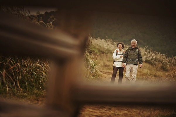 포토 JPG 주간 전신 여자 할아버지 노년 남자 할머니 야외 두명 앞모습 실버라이프 제주도 걷기 손잡기 노부부 다정 트래킹 한국인 60대 노인만 따라비오름 국내포토 자연요소 라이프스타일 부부 뷰포인트 컨셉 모션 레저 한국 사람 동양인 성인 오름 성인만 파일형식